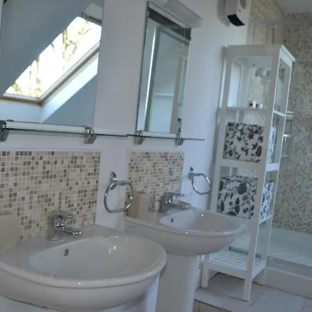 בית נופש Mishells House, *